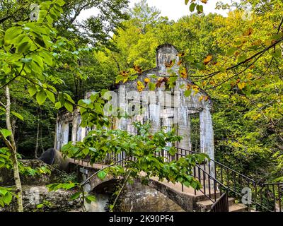A view of Carbide Willson Ruins and a bridge in a lush green forest, Gatineau Park, Chelsea, Quebec, Canada Stock Photo
