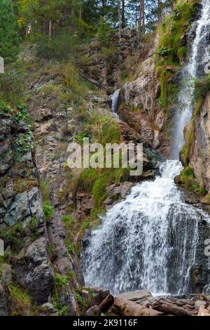 Kamyshlinsky waterfall, vertical photo. Siberian landscape. Shebalinsky district of the Altai Republic Stock Photo