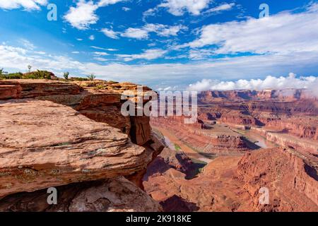 The Goose Neck of the Colorado River and Canyonlands National Park viewed from Dead Horse Point State Park, Moab, Utah.  The land inside the Goose Nec Stock Photo