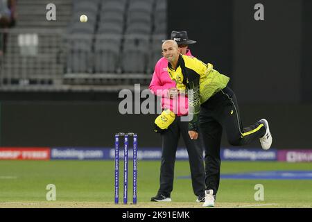 Optus Stadium, Perth, Austraila. 25th Oct, 2022. T20 international cricket Australia versus Sri Lanka: Ashton Agar of Australia bowls Credit: Action Plus Sports/Alamy Live News Stock Photo