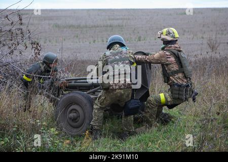 KHARKIV REGION, UKRAINE - OCTOBER 25, 2022 - An artillery unit of Ukraine's National Guard employs a shoot-and-scoot tactic to attack Russian targets Stock Photo