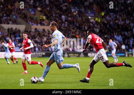 Coventry City's Callum Doyle and Rotherham United's Hakeem Odoffin in action during the Sky Bet Championship match at the Coventry Building Society Arena, Coventry. Picture date: Tuesday October 25, 2022. Stock Photo
