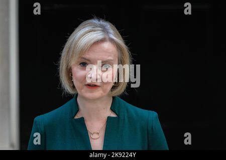 London, UK. 25th Oct, 2022. Liz Truss, British Prime Minister, speaks on her last day in office outside 10 Downing Street in Westminster today. Credit: Imageplotter/Alamy Live News Stock Photo