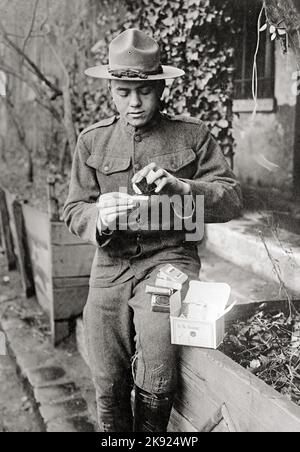 American soldier opening Red Cross Christmas boxes 1918 Stock Photo