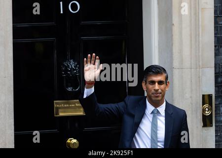 London, UK. 25th Oct, 2022. New British Prime Minister Rishi Sunak gestures outside 10 Downing Street, London. “Right now our country is facing a profound economic crisis' Sunak said after becoming the first person from an ethnic background to lead the British government and its youngest premier since 1812. (Photo by Tejas Sandhu/SOPA Images/Sipa USA) Credit: Sipa USA/Alamy Live News Stock Photo