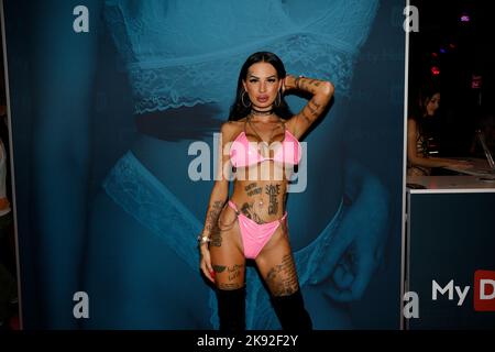 Maja Bach auf der 25. Venus Berlin 2022 in den Messehallen unter dem