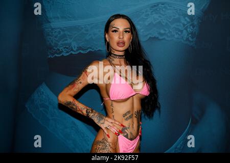 Maja Bach auf der 25. Venus Berlin 2022 in den Messehallen unter dem