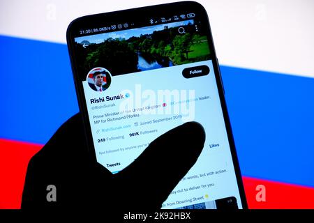 India. 25th Oct, 2022. In this photo illustration, Rishi Sunak (UK Prime Minister) Twitter account seen displayed on a smartphone with the Russian flag in the background. (Photo by Avishek Das/SOPA Images/Sipa USA) Credit: Sipa USA/Alamy Live News Stock Photo