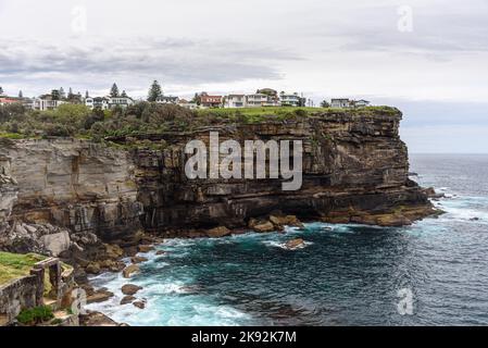 Cliffs at the Diamond Bay Reserve in Vaucluse, Sydney, along the Bondi to Manly Walk Stock Photo