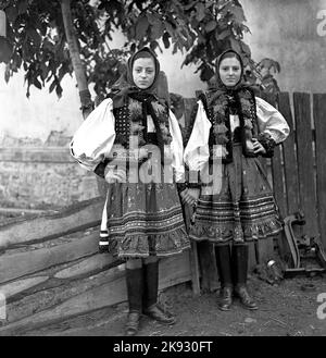 Hungarian folk costumes hi-res stock photography and images - Alamy