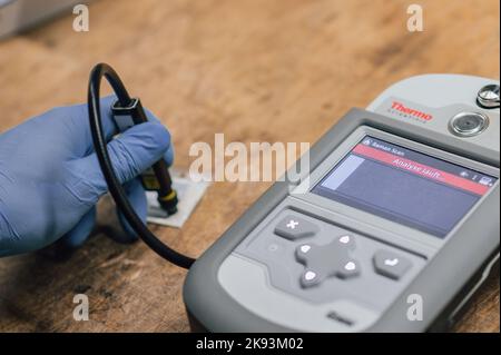 Cologne, Germany. 21st Oct, 2022. A customs officer examines a suspicious substance with a Raman spectroscope. In search of drugs, customs inspects several hundred packages every night. Credit: Marius Becker/dpa/Alamy Live News Stock Photo