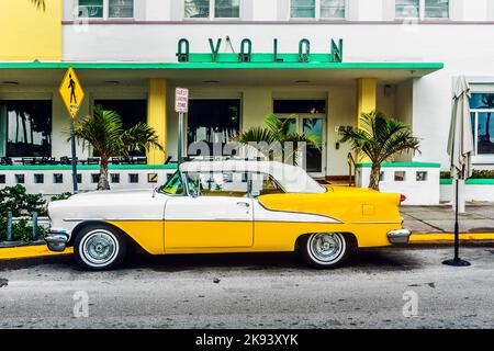 MIAMI BEACH, FL - JULY 30: classic Oldsmobile with chrome radiator grill parks in front of the restaurant and Hotel Avalon in Miami Beach, Florida. on Stock Photo