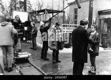 Director MICHAEL APTED WILLIAM HURT and JOANNA PACULA on set location candid with Camera / Movie Crew during filming of GORKY PARK 1983 director MICHAEL APTED novel Martin Cruz Smith screenplay Dennis Potter music James Horner Eagle Associates / Major Studio partners / Orion Pictures Corporation Stock Photo