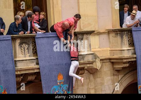 Ascent of the children to the balcony of the Valls town hall in the 2022 Santa Úrsula festival (Valls, Tarragona, Catalonia, Spain) Stock Photo