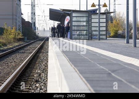 26 October 2022, Brandenburg, Eisenhüttenstadt: The platform at the completely renovated train station in Eisenhüttenstadt is 220 meters long. Since the end of 2019, Deutsche Bahn, together with the federal government and the state of Brandenburg, has modernized the platform, the roof and the passenger underpass and created barrier-free access to the train. Photo: Frank Hammerschmidt/dpa Stock Photo