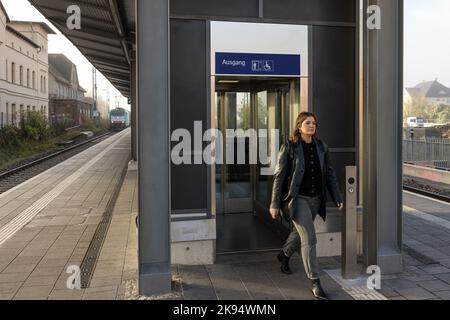 26 October 2022, Brandenburg, Eisenhüttenstadt: A woman exits a passenger elevator on the platform at Eisenhüttenstadt station. Since the end of 2019, Deutsche Bahn, together with the federal government and the state of Brandenburg, has modernized the platform, the roof and the passenger underpass and created barrier-free access to the train. Photo: Frank Hammerschmidt/dpa Stock Photo
