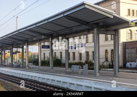 26 October 2022, Brandenburg, Eisenhüttenstadt: The platform at Eisenhüttenstadt station is covered with a new roof. Since the end of 2019, Deutsche Bahn, together with the federal government and the state of Brandenburg, has modernized the platform, the roof and the passenger underpass and created barrier-free access to the train. Photo: Frank Hammerschmidt/dpa Stock Photo