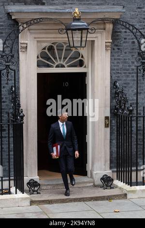 Westminster, London, UK. 26th October, 2022. 10 Downing Street. New PrimeMinster Rishi Sunak leaves number 10 Downing Street for his first PMQs at the House of Commons. Credit: Maureen McLen/Alamy Live News Stock Photo