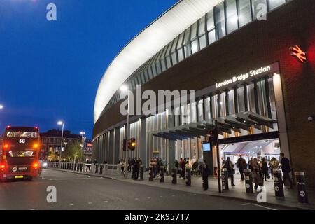 London, UK, 25 October 2022: London Bridge train station at dusk, with buses, taxis, cyclists and pedestrians passing by. Industrial action will cause station closures on the 5th, 7th and 9th of November due to an on-going dispute about pay and working conditions. Anna Watson/Alamy Live News Stock Photo