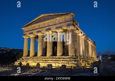 Italy, Sicily, Agrigento. Valle dei Templi. Greek Temple of Concordia 440 bc. Floodlit in the evening Stock Photo