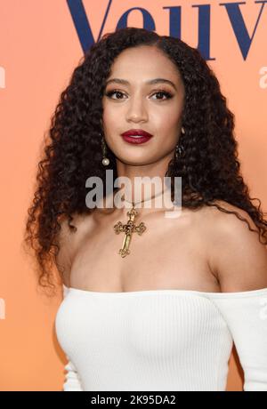 Samantha Logan arriving at the Veuve Clicquot Solaire Culture Exhibit