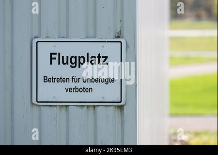 Villingen Schwenningen, Germany. 26th Oct, 2022. A sign reading 'Flugplatz Betreten für Unbefugte verboten' (No Trespassing by Unauthorized Persons) hangs from a hangar at the airfield. A 15-year-old girl had a fatal accident last Saturday while landing with her parachute. Credit: Silas Stein/dpa/Alamy Live News Stock Photo