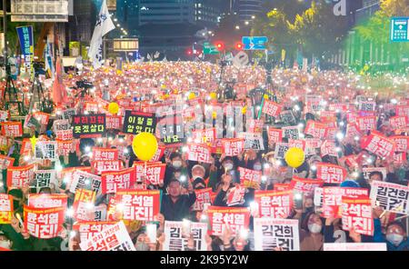 Protest demanding the resignation of President Yoon Suk-Yeol and investigation of first lady Kim Keon-Hee, October 22, 2022 : South Koreans shout slogans at a protest demanding the resignation of President Yoon Suk-Yeol and investigation of first lady Kim Keon-Hee in central Seoul, South Korea. Participants demanded to organize a special prosecution to investigate the alleged implication in a stock price manipulation case by first lady Kim Keon-Hee and demanded President Yoon to resign. Signs read, 'Yoon Suk-Yeol, who ruined the livelihoods of the public, acted political retaliation, ruined th Stock Photo