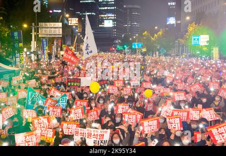 Protest demanding the resignation of President Yoon Suk-Yeol and investigation of first lady Kim Keon-Hee, October 22, 2022 : South Koreans shout slogans at a protest demanding the resignation of President Yoon Suk-Yeol and investigation of first lady Kim Keon-Hee in central Seoul, South Korea. Participants demanded to organize a special prosecution to investigate the alleged implication in a stock price manipulation case by first lady Kim Keon-Hee and demanded President Yoon to resign. Signs read, 'Yoon Suk-Yeol, who ruined the livelihoods of the public, acted political retaliation, ruined th Stock Photo