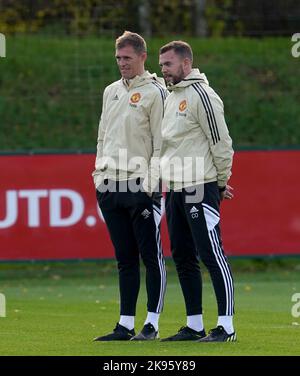 Manchester United technical director Darren Fletcher (left) and fitness coach Charlie Owen during a training session at the Aon Training Complex, Carrington. Picture date: Wednesday October 26, 2022. Stock Photo