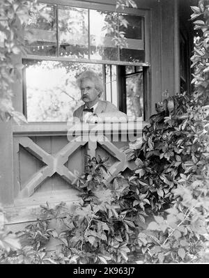 Mark Twaiin (Clemens, Samuel Langhorne ) - american writer - ( 1835-1910) in 1903 by T.E. Morr. Mark Twain, head-and-shoulders portrait, facing left, looking out window Stock Photo