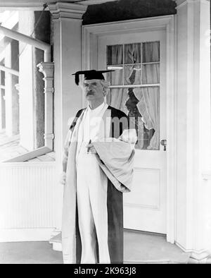 Mark Twaiin (Clemens, Samuel Langhorne ) - american writer - ( 1835-1910) in 1907 Samuel Langhorne Clemens, (Mark Twain), full-length portrait, standing, facing left, in academic cap and gown Stock Photo