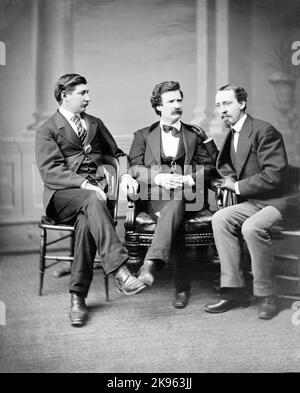 Mark Twain (Samuel L. Clemens) [center] George Alfred Townsend on [his] right, David Gray on [his] left in between 1860-1865 Stock Photo