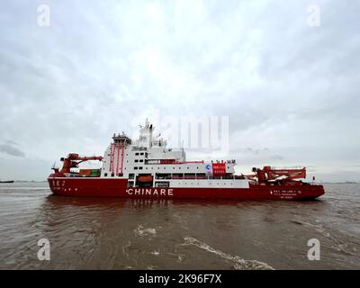 (221026) -- SHANGHAI, Oct. 26, 2022 (Xinhua) -- China's research icebreaker Xuelong 2, or Snow Dragon 2, sets off for the country's 39th Antarctic expedition from Shanghai, east China, Oct. 26, 2022. A total of 255 researchers will carry out investigations in the fields of atmospheric composition, water environment, sedimentary environment and ecosystem at the South Pole, and will arrive in two batches, with the second batch setting out on Oct. 31, 2022. The expedition team is expected to return to China in early April next year. (Polar Research Institute of China/Handout via Xinhua) Stock Photo