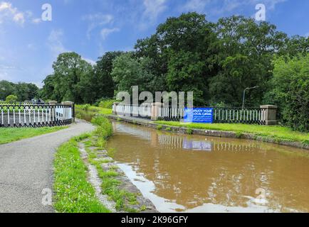 Nantwich Aqueduct is a navigable aqueduct in Acton, Nantwich, Cheshire, England, UK, which carries the Shropshire Union Canal Stock Photo