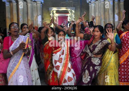 Kolkata, West Bengal, India. 26th Oct, 2022. Hindu devotees dance inside a temple on the occasion of the Annakut festival in Kolkata. (Credit Image: © Sudipta Das/Pacific Press via ZUMA Press Wire) Stock Photo