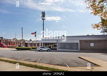 BREVARD, NORTH CAROLINA, USA-9 OCTOBER 2022: U.S. Post Office-building, flag, parking lot, cell tower.  Fire Dept. bldg. in background. Stock Photo