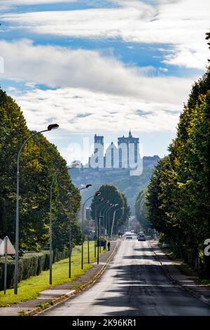 Laon Cathedral ( Cathédrale Notre-Dame de Laon) is a Roman Catholic church located in Laon, Aisne, Hauts-de-France, France. Built in the twelfth and t Stock Photo