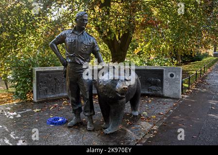 Memorial to Polish veterans of the second World War featuring a statue of Wojtek the soldier bear in Princes Street Gardens, Edinburgh, Scotland, UK. Stock Photo