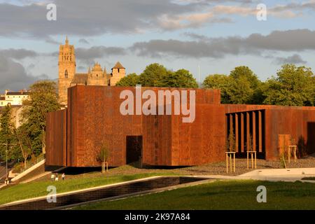 FRANCE. AVEYRON (12) RODEZ, CATHEDRAL AND SOULAGES MUSEUM Stock Photo