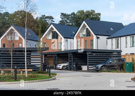 New housing development called Mindenhurst in Deepcut village, Surrey, England, UK, in 2022.  Trivselhus Scandi style houses and carports. Stock Photo