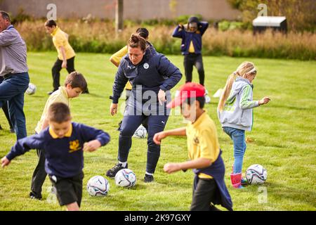 Mayfield Park Manchester, child playing football with MCFC in the community Stock Photo