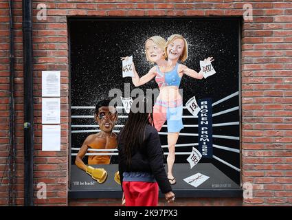 A mural depicting the Conservative Party leadership contest between Liz Truss and Rishi Sunak on Hill Street in Belfast, Northern Ireland Stock Photo