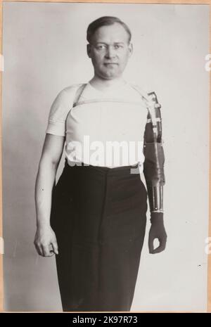 Photography from 'An account of manufacturing at the State Railway's prosthetic workshop in Nässjö', 1932. Visa production of arm prosthesis. Stock Photo