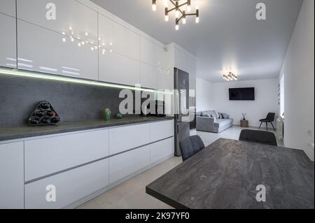 A modern farmhouse kitchen with white cabinets, a wood island with chairs,  Viking stainless steel appliances, and a dark granite countertop Stock  Photo - Alamy