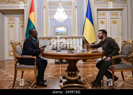 Kyiv, Ukraine. 26th Oct, 2022. Guinea-Bissau President Umaro Sissoco Embalo, left, during a face-to-face bilateral meeting with Ukrainian President Volodymyr Zelenskyy, October 26, 2022 in Kyiv, Ukraine. Credit: Ukraine Presidency/Ukraine Presidency/Alamy Live News Stock Photo