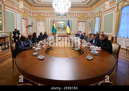 Kyiv, Ukraine. 26th Oct, 2022. Guinea-Bissau President Umaro Sissoco Embalo, left, and delegation during a face-to-face expanded bilateral meeting with Ukrainian President Volodymyr Zelenskyy, October 26, 2022 in Kyiv, Ukraine. Credit: Ukraine Presidency/Ukraine Presidency/Alamy Live News Stock Photo