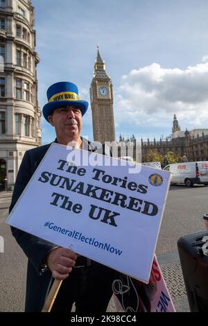 Westminster, London, UK. 26th October, 2022. Steve Bray known as Mr Brexit, holds up a The Tories Sunakered the UK sign. Anti Tory and pro Europe campaigners were demonstrating outside the House of Commons today. They are calling for a General Election following the appointment of Rishi Sunak as the new PrimeMinister and the impact that recent mini-budget had on the financial markets. Credit: Maureen McLean/Alamy Live News Stock Photo