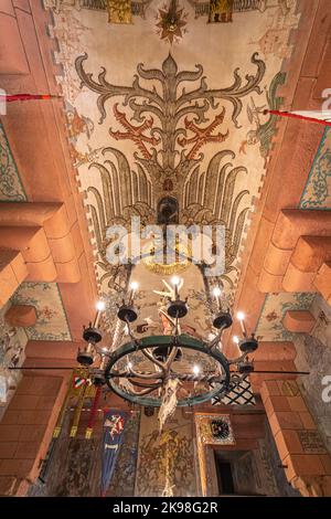 German imperial banquet hall in the Château du Haut-Koenigsbourg a medieval castle located in the commune of Orschwiller in the Bas-Rhin département o Stock Photo