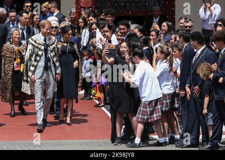 The Duke and Duchess of Sussex depart the Tamatekapua meeting house and meet children, on Te Papaiouru marae in Rotorua, New Zealand during a three-we Stock Photo