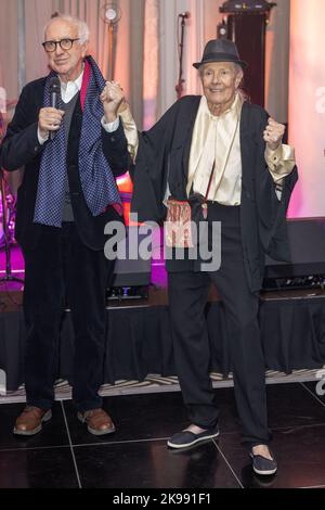 London, UK. 26th Oct, 2022. Dame Vanessa Redgrave receives the Raindance Icon Award from Sir Jonathan Pryce at the Raindance Film Festival 30th Anniversary opening Gala at the Waldorf Hilton Hotel in London. (Photo by Phil Lewis/SOPA Images/Sipa USA) Credit: Sipa USA/Alamy Live News Stock Photo